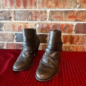 Bella Vita Women’s Gray Zip Up Booties Size:6.5